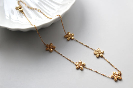 Lily necklace