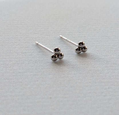 Anae mini stud earrings